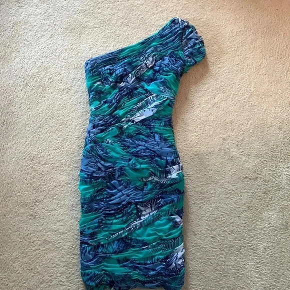 BCBG MaxAzria - ‘Mia’ Emerald com one shoulder stretchy ruched dress - XSmall - Picture 4 of 11